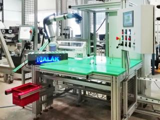 Otočný stůl s kolaborativním robotem - Federal Mogul 2