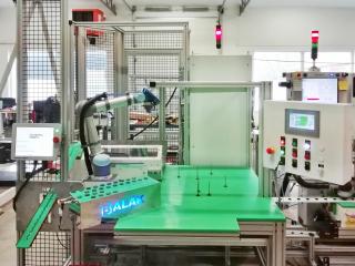 Otočný stůl s kolaborativním robotem - Federal Mogul 3
