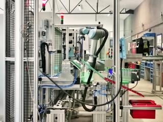 Otočný stůl s kolaborativním robotem - Federal Mogul 5